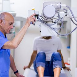 Técnico realizando una prueba radiológica